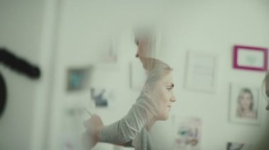 Ayna makyaj çalışmasıyansıması.