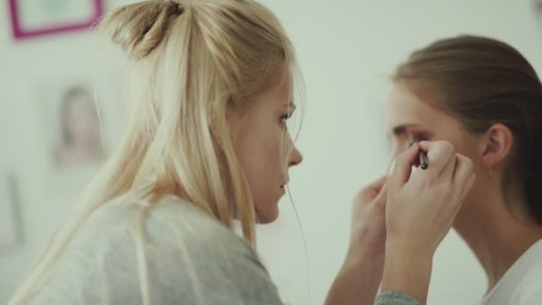 Make-up artist tar bort den extra nyansen på Model s ögonlock — Stockvideo