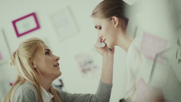 Make-up artysta stawia Pędzel do makijażu i Making pióro — Wideo stockowe