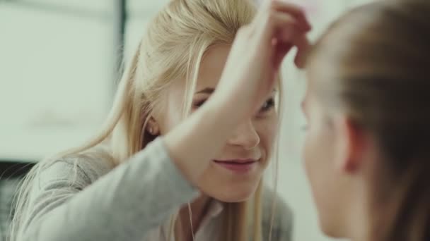 Make-up-Artist trägt bedeutet Fingerspitzen. Make-up — Stockvideo