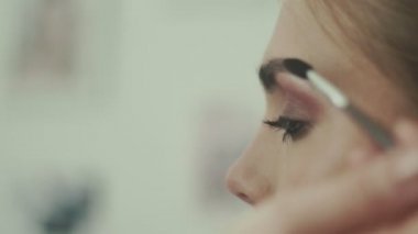 Browbar mı? Makyaj sanatçısı kaşları boyar.