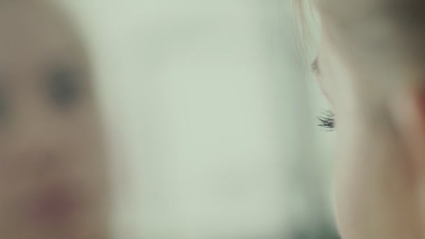 Côté cils longs. Maquilleur met son modèle de sourcils .