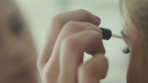 Profil d'une fille. Côté cils longs .