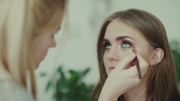 Make-up artiest met oogschaduw. Parelwitte oogschaduw. — Stockvideo