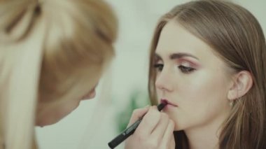 Modelin dudaklarında şarap renginde ruj. Ruj trendy tonları