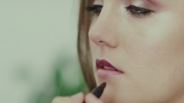 Rujlu model. Bordo ruj. Ruj trendy tonları