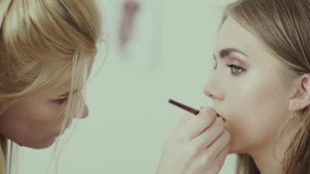 Modell mit Lippenstift. kastanienbrauner Lippenstift. Lippenstift weinfarben — Stockvideo