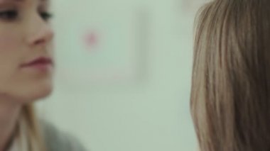 Makyaj sanatçısı bitmiş ve model saç styiling. Saç Şekillendirme