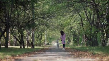 Kız güneşli sonbahar parkta bir yürüyüş keyfini. Dostluk. Bağlılık.