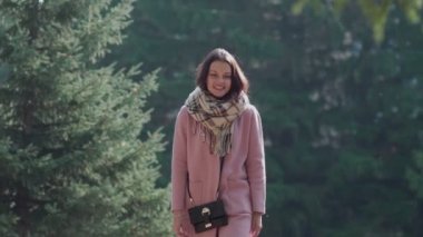 Slowmotion: Genç kadın sonbahar parkta köpek ile bir yürüyüş zevk