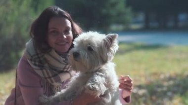 Köpek arka ayakları üzerinde duruyor. Kız köpeğiyle konuşuyor.
