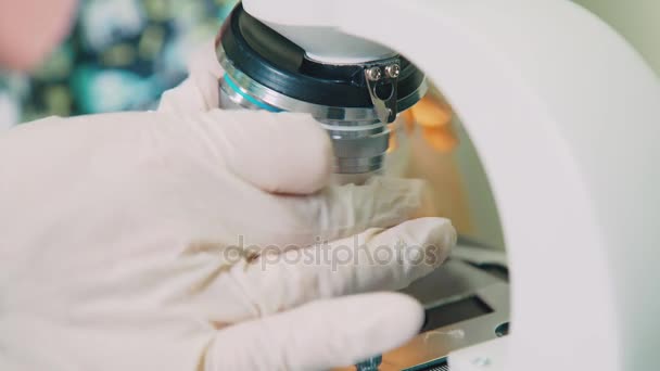 Nahaufnahme eines medizinischen Mikroskop-Glasschiebers. — Stockvideo