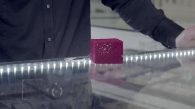 Bilinmeyen bir adam mücevher salon gösterilerinde satıldı kıymetli nişan yüzüğü