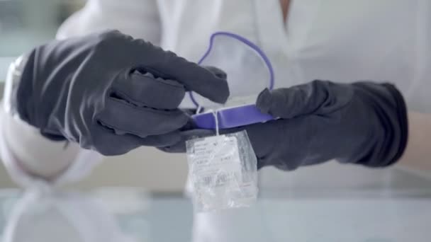 Close-up of a box with a wedding ring in the hands of a sales — Stock Video