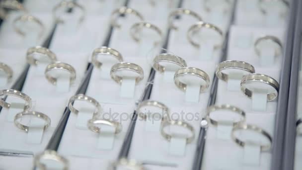 Tienda de joyería de escaparate: anillos de oro de compromiso, anillo de diamantes, joyas — Vídeos de Stock