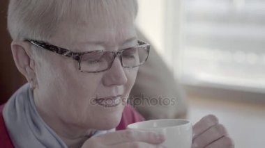 Emeklilik yaşı, çay içme olgun bir kadın portresi