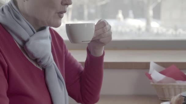 Profil einer alten Frau mit Falten, Schläge auf den Tee sind abgekühlt — Stockvideo
