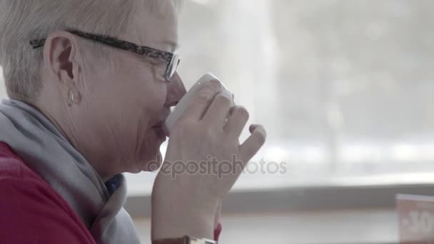 Pensionista joven. Era dorada. Mujer madura feliz — Vídeos de Stock