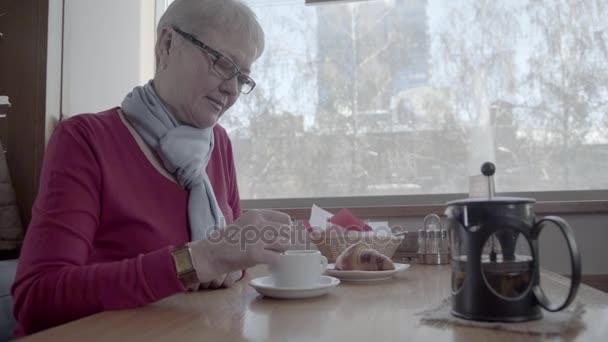 Mulher madura 50-60 anos café mexe açúcar e vai beber chá — Vídeo de Stock
