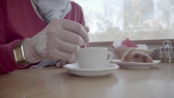 Nahaufnahme der Hand einer reifen Frau rührt Zucker Teelöffel. — Stockvideo