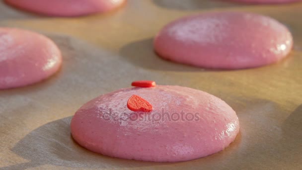 Vinaigrette pour éléments de pâte de macaron en forme de cœur . — Video