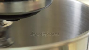 Profesyonel pasta blender. Çırpıcı Mikser hızla bir daire içinde döner.