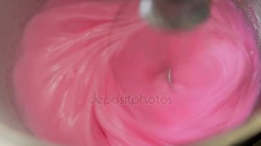 Acıbadem kurabiyesi ya da tatlı yemek pişirmek için parlak pembe hamur Close-Up.