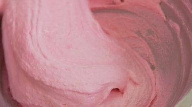 Bir pasta veya metal krom acıbadem kurabiyesi için malzemeyi karıştırma