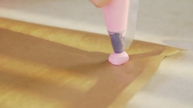 Parşömen kağıt üzerine yatırılan acıbadem kurabiyesi pasta hamur close-up olduğunu