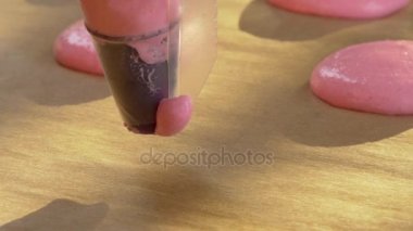 Şekerleme çantası: pişirme için parşömen üzerine biraz para koyarak.