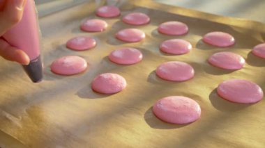 Pişirme adımları. Pembe acıbadem kurabiyesi çilekli lezzet yemek .