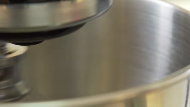 プロのペストリーの混合機。円の回転を急速に泡立て器ミキサー. — ストック動画