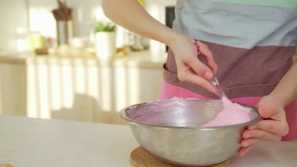 Mãos femininas confeiteiro mexer ingredientes . — Vídeo de Stock