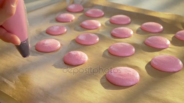 Passos de cozedura. Cozinhar sabor de morango macaroon rosa  . — Vídeo de Stock