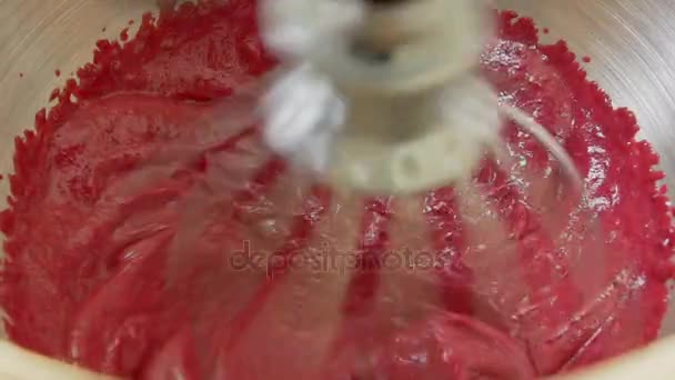 Zbliżenie: mikser trzepaczka trzepaczka jasny różowy maliną napełniania do ciasta. — Wideo stockowe