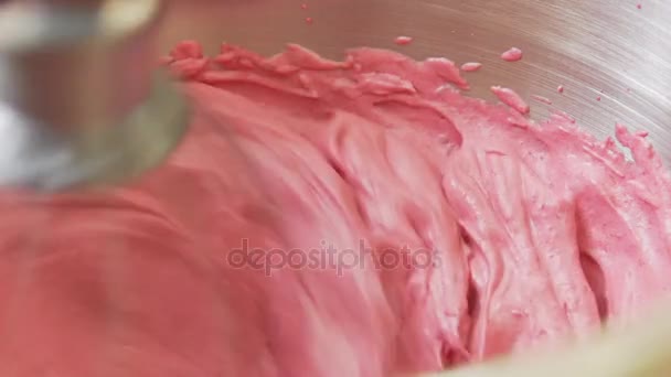 Remplissage framboise ou baie. Le processus du mélangeur dans la pâtisserie . — Video