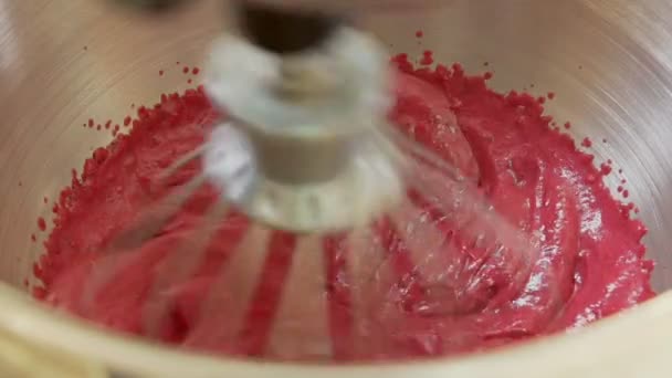 Riempimento di lamponi o bacche. Il processo del mixer nella pasticceria . — Video Stock