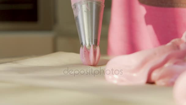 Bocal para saco de confeitaria na forma de rosas. Ferramentas para pastelaria . — Vídeo de Stock