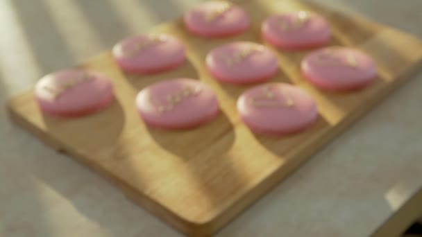 Макаруни прикрашені серцями і словами "любов" 14 лютого — стокове відео