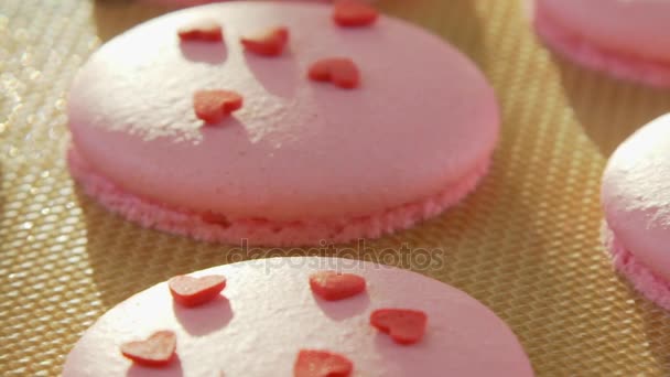 Macarrón rosado - postre de galletas. Macarrón decorado con corazones — Vídeos de Stock