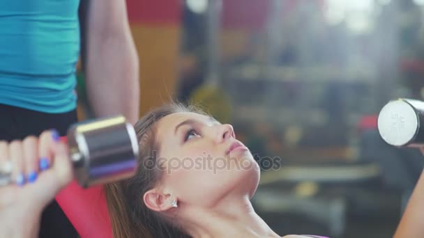 Chica en el gimnasio haciendo ejercicios. Respiración durante el ejercicio — Vídeos de Stock