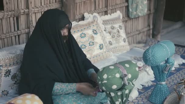 Emirados Árabes Unidos, 2017: Mulher de vestido preto está envolvida em bordado — Vídeo de Stock