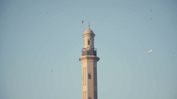 Emirados Árabes Unidos, janeiro de 2017: Al fahidi district dubai. Torre contra o céu — Vídeo de Stock