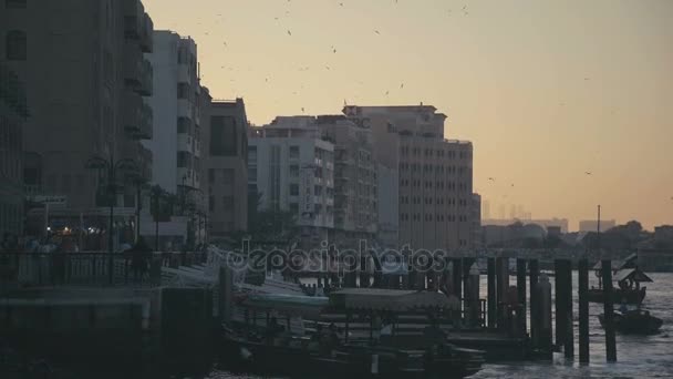 ΗΑΕ, 2017: Dubai Creek. Λιμάνι με πλοία στα Εμιράτα. — Αρχείο Βίντεο