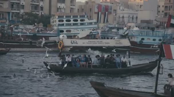 EAU, 2017: Dubai Creek. Turistas flotan en un barco turístico — Vídeo de stock