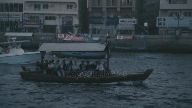 BAE, 2017: Martı gökyüzünde gemiler ve yatlar.