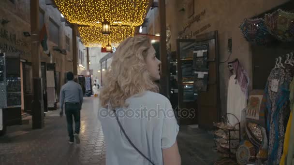 Tourist in the Emirates: woman on the souk makes the purchase. — Stock Video