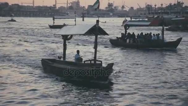 阿拉伯联合酋长国，2017年︰ 迪拜河。景点迪拜码头与船. — 图库视频影像