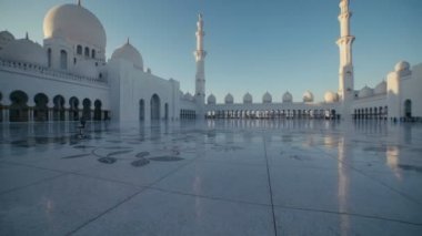 BAE, 2017: Ana dua salonu ve büyük bir beyaz Camii minaresi