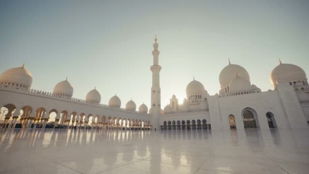 SAE, 2017: Bohatým interiérem a atmosférou velké mešity. — Stock video